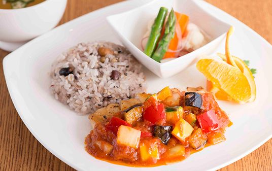 色鮮やかな料理の皿