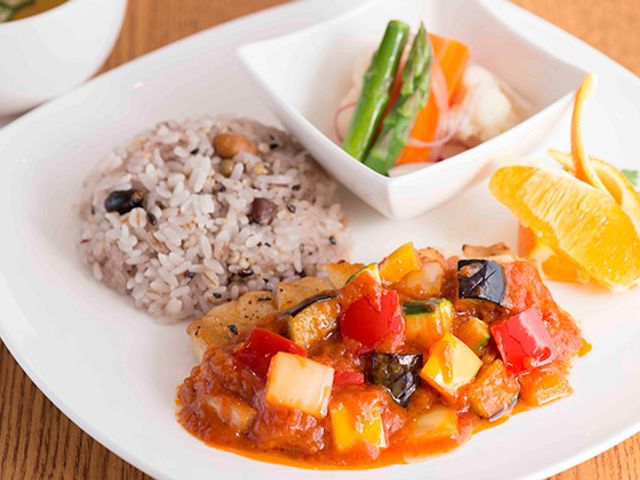 色鮮やかな料理の皿 料理 彩り豊かな料理が並ぶことで、利用者の食事時間を楽しく過ごせる工夫が施されています。