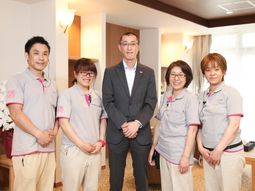 スタッフの笑顔の集合