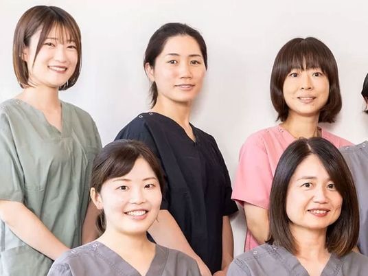 スタッフが並ぶ様子