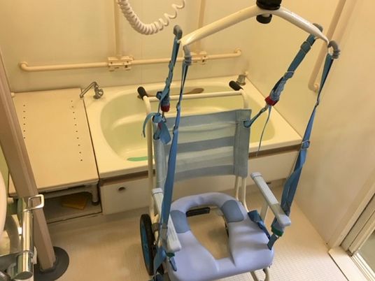 浴室の介助用リフト  