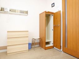 シンプルな居室の様子