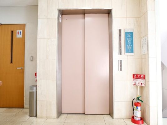 清潔な施設のエレベーター