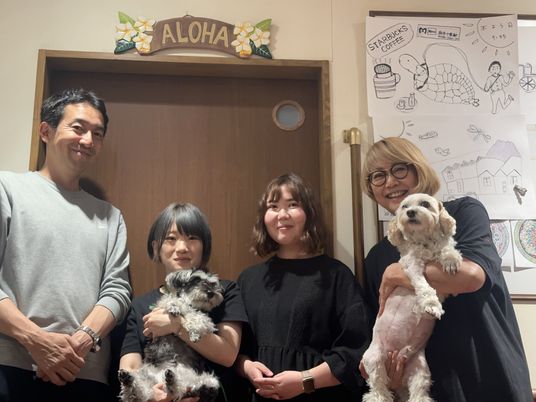 笑顔のグループとペット