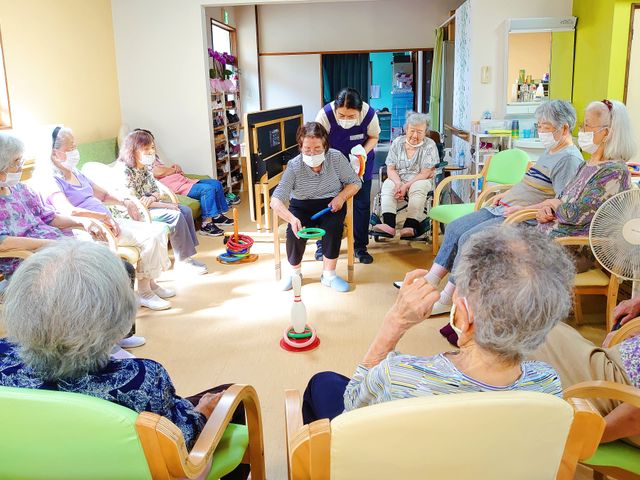 レクリエーションの様子 明るく和やかな環境で、入居者が楽しい時間を過ごしています。スタッフの支援のもとで、積み木遊びなどのアクティビティをお楽しみいただけます。