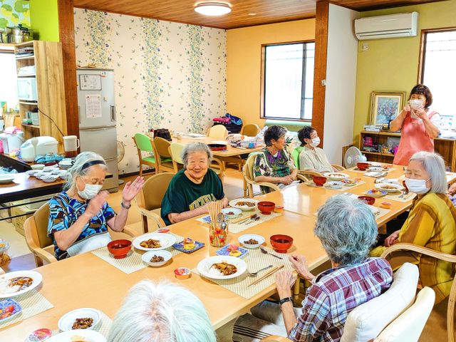 和やかな食事時間 明るく穏やかな雰囲気の食事空間で、利用者同士の楽しいひと時が見られます。スタッフが丁寧な支援を行っており、快適な食事が可能です。