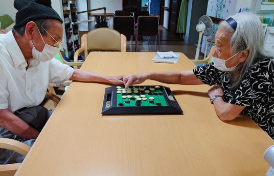 将棋を指す高齢者