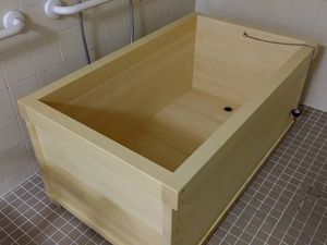 木製の浴槽がある浴室  