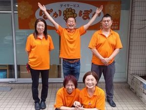 スタッフの集合と看板前  