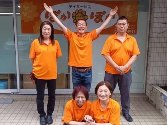 スタッフの集合と看板前  
