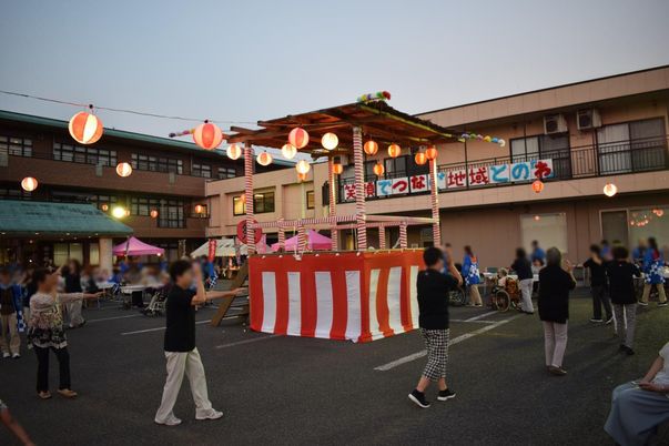 賑やかな盆踊り会場