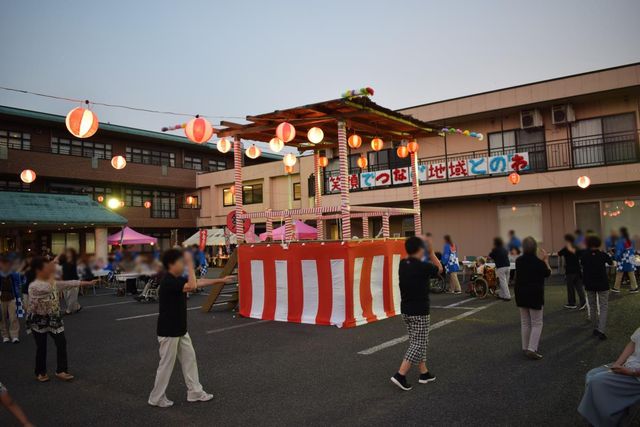 賑やかな盆踊り会場