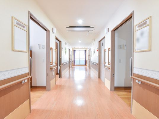 広々とした明るい廊下
