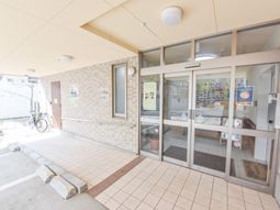 明るいエントランス通路
