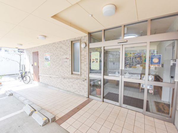 明るいエントランス通路