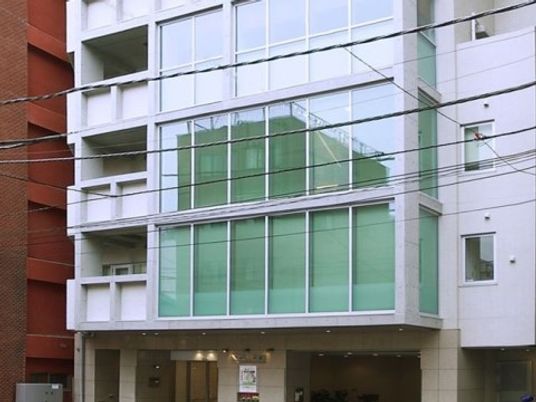 モダンな建物のエントランス