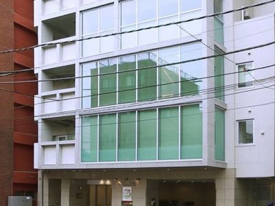 モダンな建物のエントランス