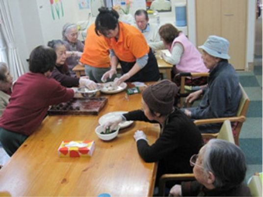 調理活動する利用者と職員