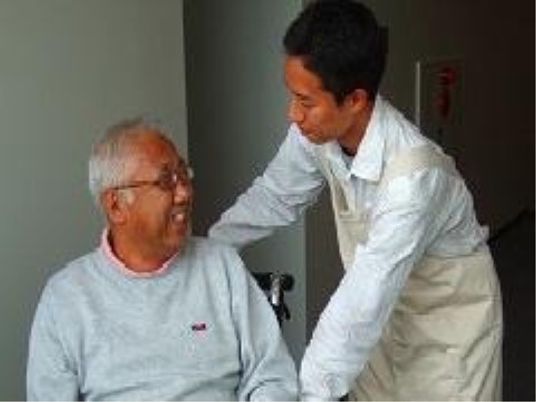 介助するスタッフと高齢者