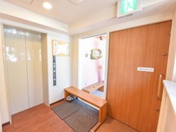 エレベーターと清潔な廊下