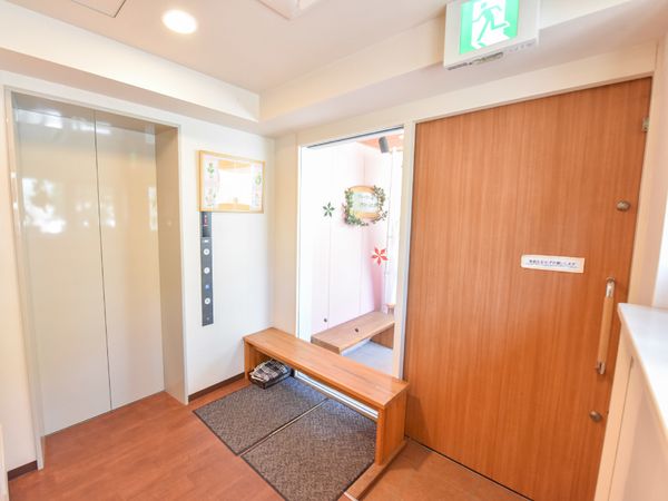 エレベーターと清潔な廊下