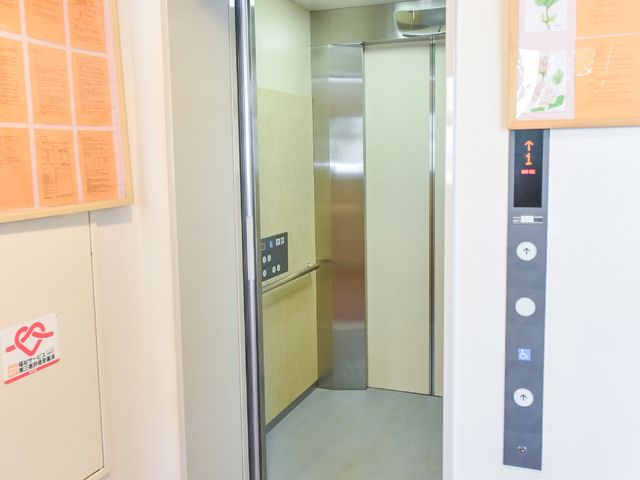 エレベーターの開いた扉 エレベーター 清潔感のあるエレベーターは、バリアフリー設計です。行き来が多い日々も、スムーズに移動が可能です。