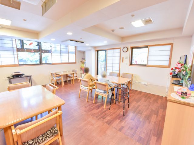 共有ラウンジ空間 リビング 明るく広々としたラウンジは、居心地の良い休憩所です。ゆったりとした時間を過ごしながら、他の入居者との交流も深められます。