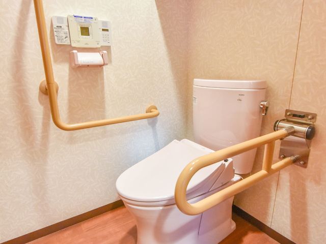 バリアフリーのトイレ設備 トイレ 安全に配慮した手すり付きトイレで、ご年配の方も安心してご利用いただけます。