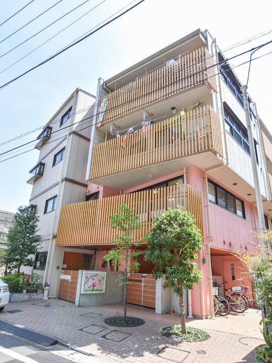 ピンク外壁の建物正面