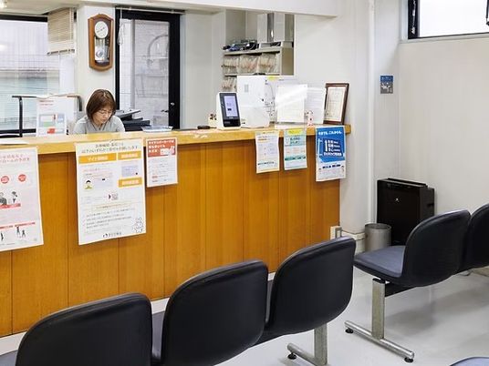 受付カウンターと待合椅子のロビー  