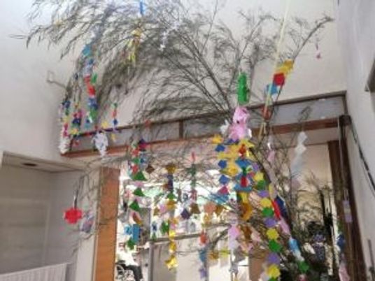 飾りつけられた通路