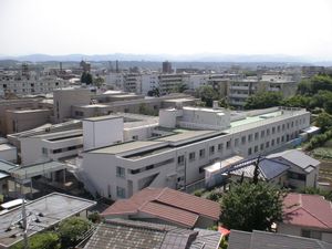 広い敷地の外観