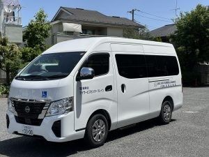 送迎車が停車する外観  