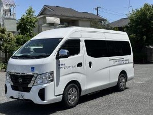 送迎車が停車する外観  