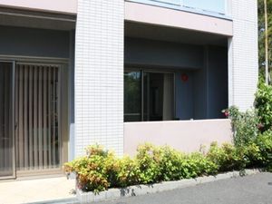 明るい外観の建物入口  