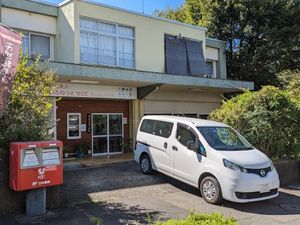 施設の外観と車両  