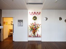 明るい花の装飾の廊下