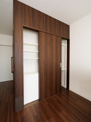 木目調の洋室のクローゼット