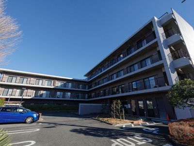 明るい施設の外観