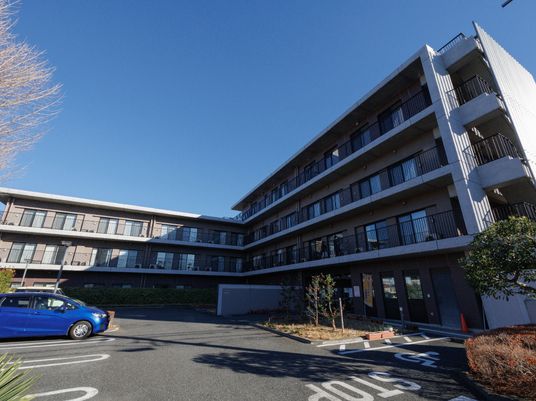 明るい施設の外観