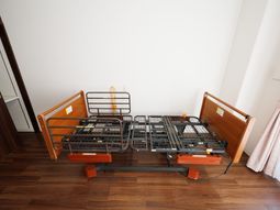 機能的なベッドと明るい部屋