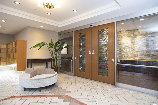 美しいステンドグラスのエントランス