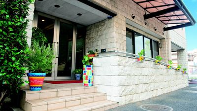 明るい日差しの外観