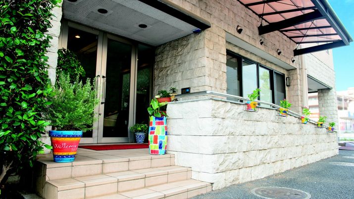 明るい日差しの外観