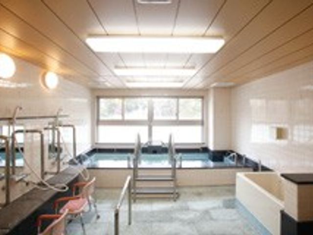 明るい大浴場 浴室 広々とした浴場は、自然光が差し込みとても明るい空間です。リラックスできるひとときを提供します。
