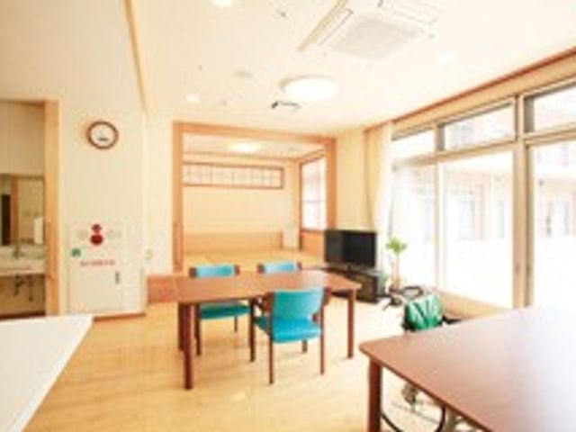 明るいリビング リビング 広々としたリビングは、自然光がたっぷり入り、快適な休憩空間として最適です。