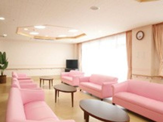 明るいピンクのラウンジ ラウンジ   自然光がたっぷりと差し込む広いラウンジです。ゆったりとしたソファでくつろげます。