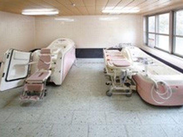 快適に利用できる浴室 浴室 広々とした空間に、使用しやすい設備が整えられています。明るくリラックスしやすい場所です。