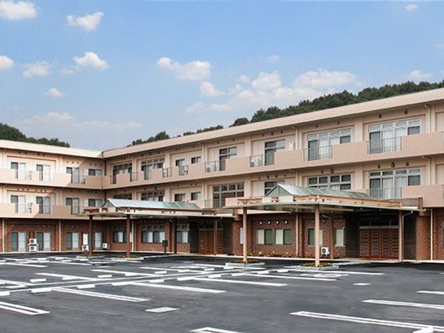 建物外観 外観   広い駐車場の先に、落ち着いた色合いの建物が見えます。来訪時の動線や送迎のしやすさをイメージしやすい外観です。