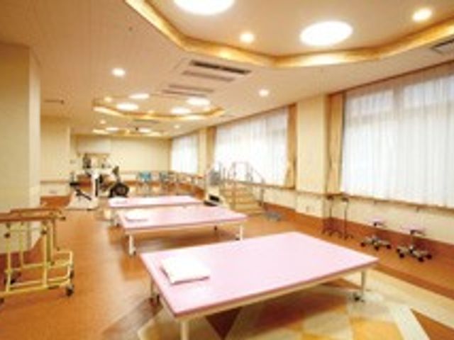 機能訓練を行う部屋 機能訓練室 広々とした明るい空間で、リハビリ機器を用いた訓練が可能です。快適な環境で利用者をサポートします。